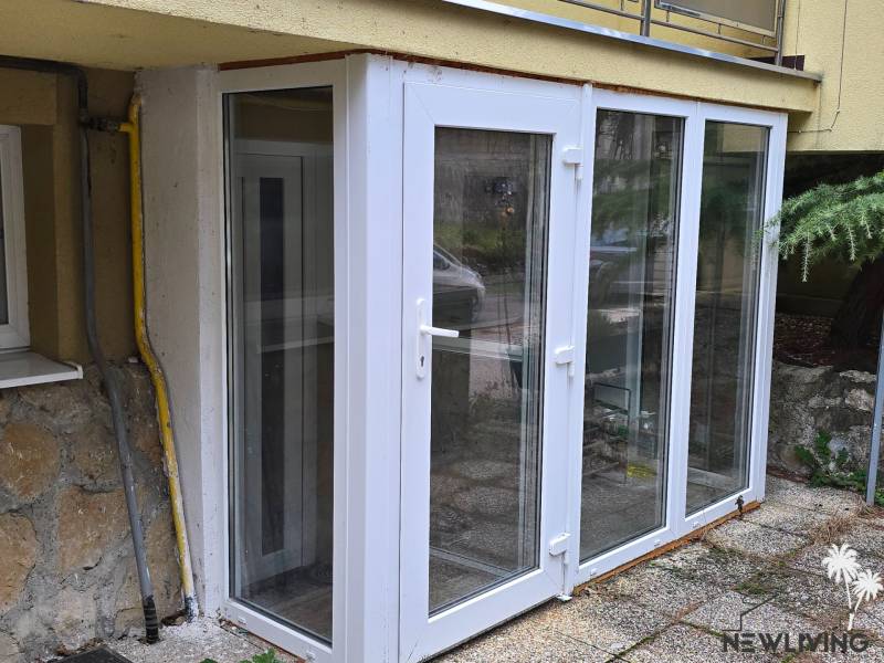 Weiße verglaste Veranda hinter dem Haus in der Lesná-Straße in Banka.