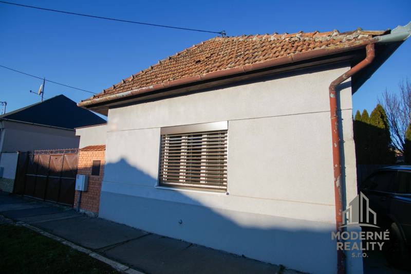 Einfamilienhaus in der Straße Pod kopcom in Nové Zámky mit Rollläden und Schrägdach.