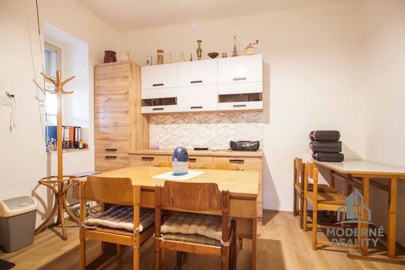 Esszimmer mit Holzmöbeln, Holzboden in einem Einfamilienhaus.