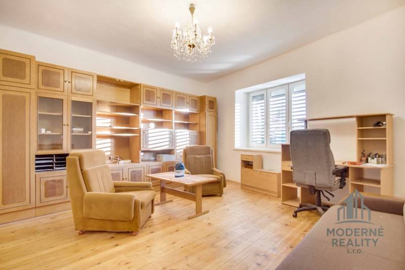 Innenraum eines Einfamilienhauses mit Möbeln, Holzboden und Kronleuchter.