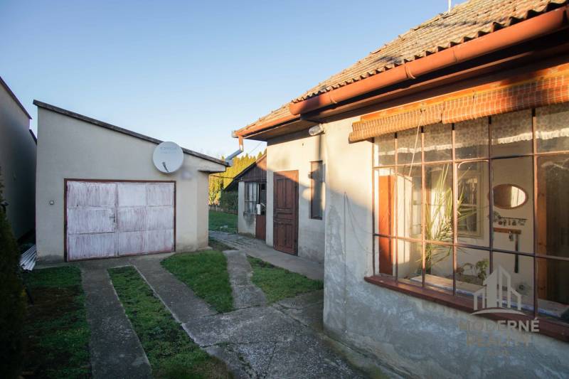 Einfamilienhaus in der Straße Pod kopcom in Nové Zámky mit Garage und Satellitenantenne.