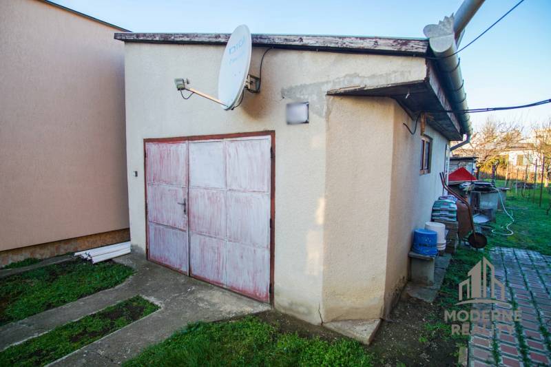 Garage bei einem Einfamilienhaus in der Straße Pod kopcom in Nové Zámky.