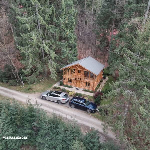 Eine Hütte in einer Waldumgebung auf der Straße Krpáčovo in Krpáčovo, umgeben von Bäumen und Natur.