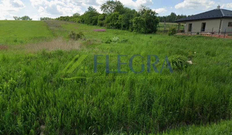 Baugrundstück in der Lomnická-Straße in Vranov nad Topľou, bewachsen mit Grünflächen.