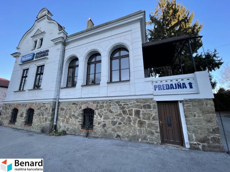 Das Gebäude in der Vajanského-Straße in Prešov mit einem steinernen Erdgeschoss und der Aufschrift 