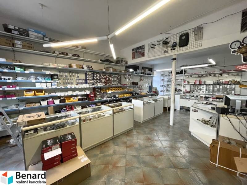 Interieur eines Gebäudes mit einer Auswahl an Teilen, Regalen und ausgestellten Waren.