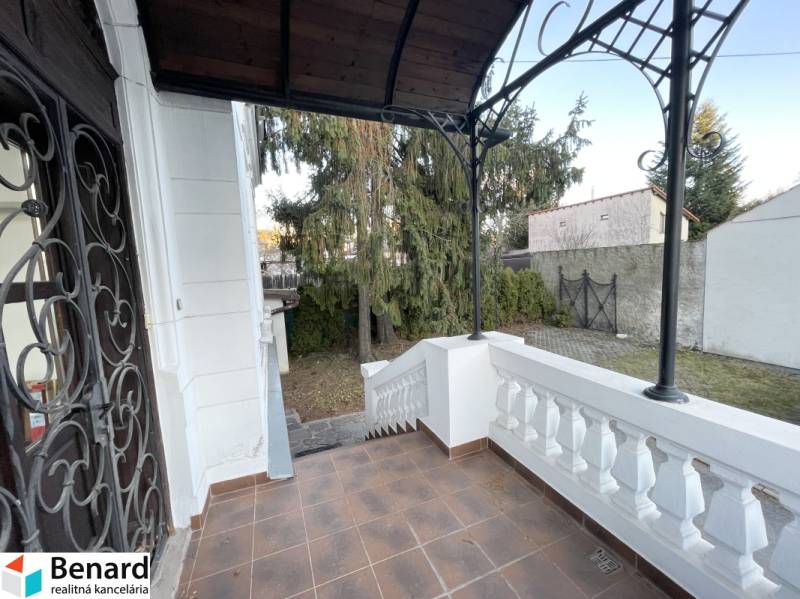 Ein Balkon am Gebäude in der Vajanského-Straße in Prešov mit Blick auf den Garten.