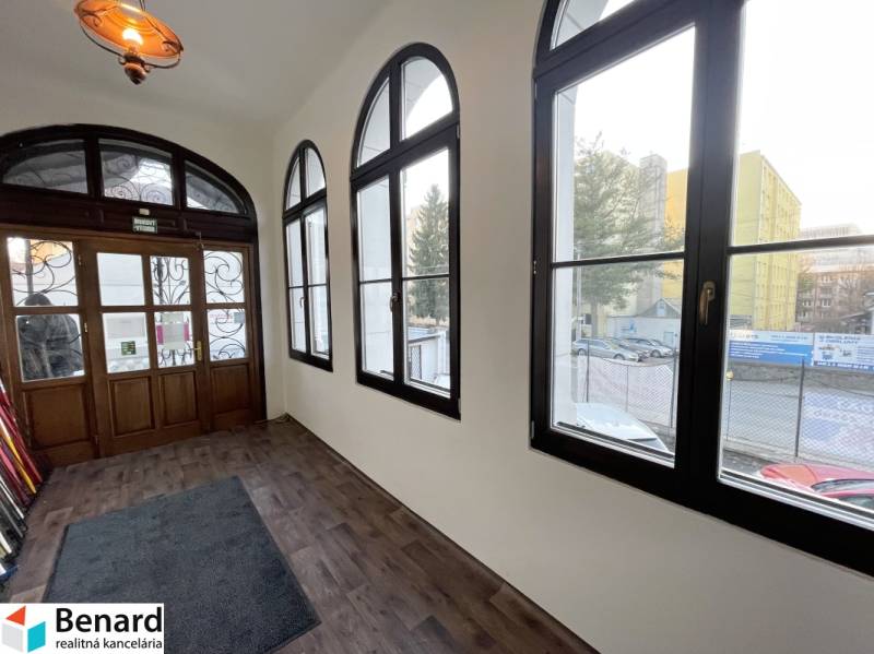 Ein Gebäude mit einem Holzboden und großen Fenstern in der Vajanského-Straße in Prešov.