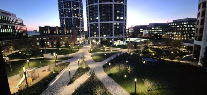 Abend in Bratislava auf der Bottova-Straße, neue Gebäude mit Gartenarchitektur.