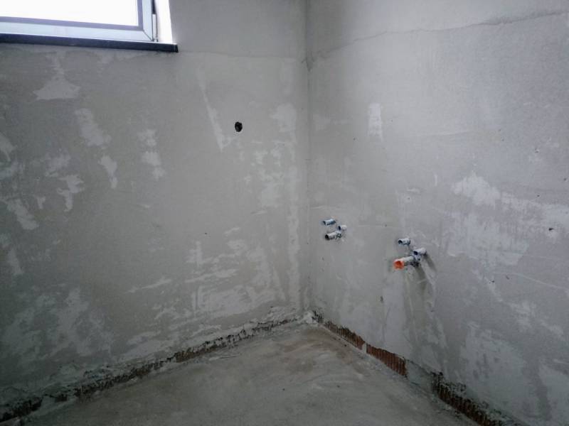 Verputzte Wand und Vorbereitung für Installationen im Einfamilienhaus.