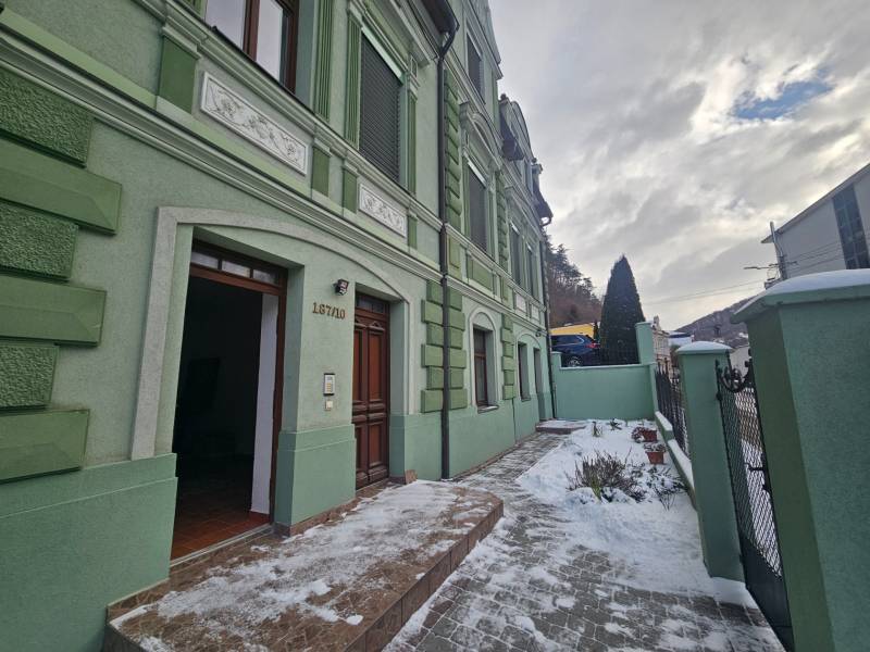 Verschneiter Eingang zu einer 3-Zimmer-Wohnung in der Šrobárova-Straße in Trenčianske Teplice.