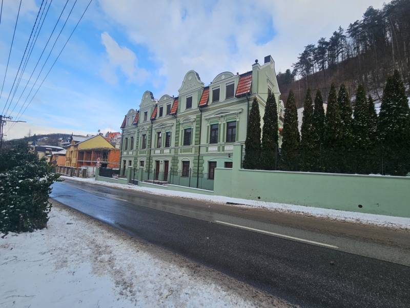 Das grüne Gebäude mit den drei gewölbten Dächern in der Šrobárova-Straße in Trenčianske Teplice.