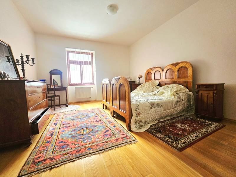 Schlafzimmer mit Holzmöbeln und Dekor, Teppich, 3-Zimmer-Wohnung, Boden mit Holzdekor.