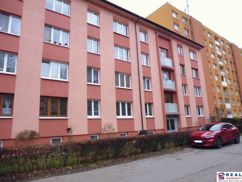 Wohnhaus in der Marka Čulena Straße in Prešov mit Parkplatz und Grünflächen.
