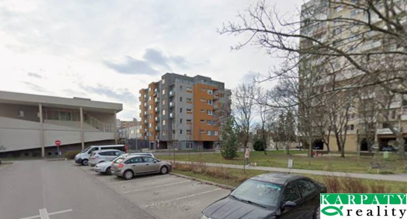 Terézia Vansová Straße in Trnava mit Geschäftsräumen und Parkmöglichkeiten.