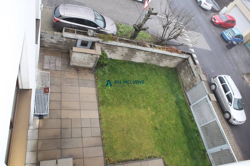 Blick von oben auf den Garten und die Terrasse eines Einfamilienhauses mit Parkmöglichkeiten in der Súľovská-Straße.