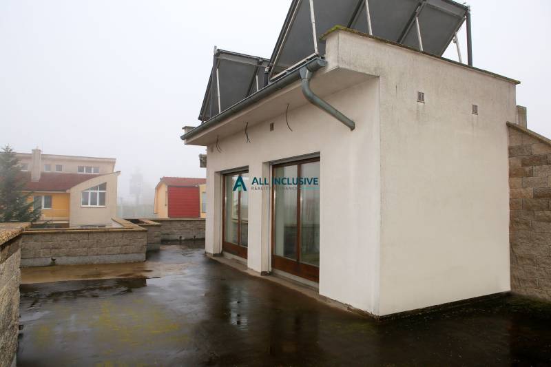 Ein Einfamilienhaus in der Súľovská Straße in Bratislava - Ružinov, mit Terrasse und Solarpaneelen.
