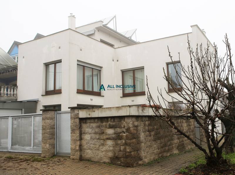 Einfamilienhaus in der Súľovská-Straße, Bratislava - Ružinov mit Zufahrtsstraße und Ziegelzaun.