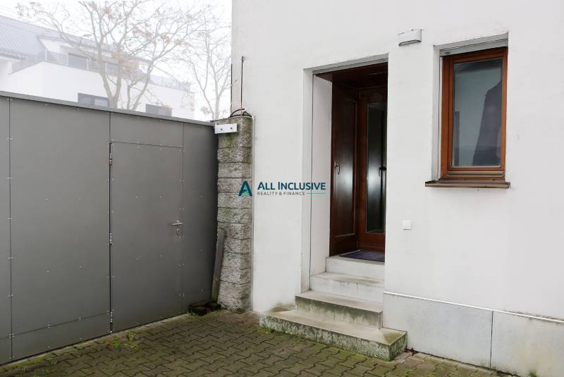 Eingang zum Einfamilienhaus in der Súľovská in Bratislava - Ružinov, neben dem Metalltor.