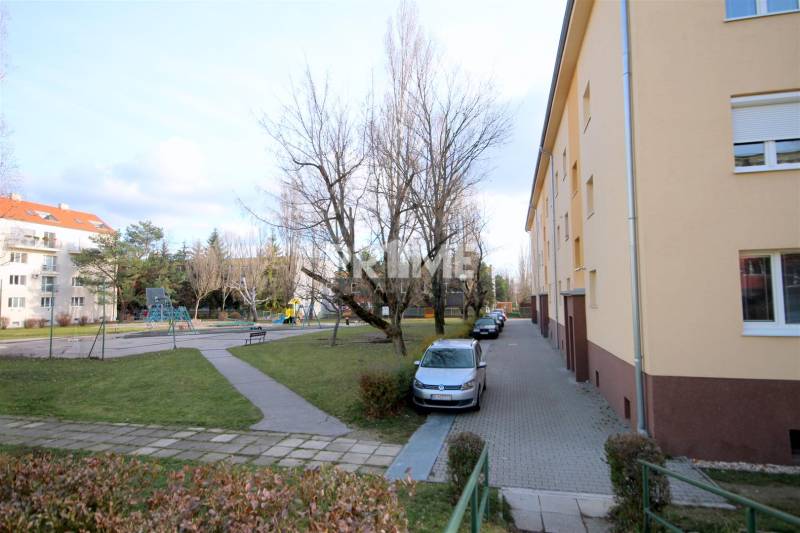 Blick auf die Gasse beim Wohnhaus in der Kadnárova-Straße in Bratislava - Rača.