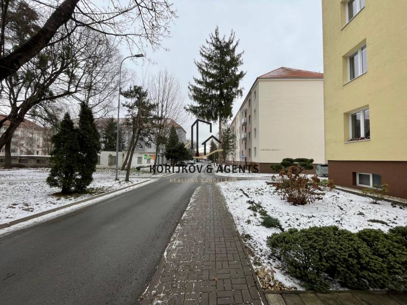 Winterszene in der Dobrianskeho-Straße in Humenné mit Wohnungen, einschließlich einer 2-Zimmer-Wohnung.