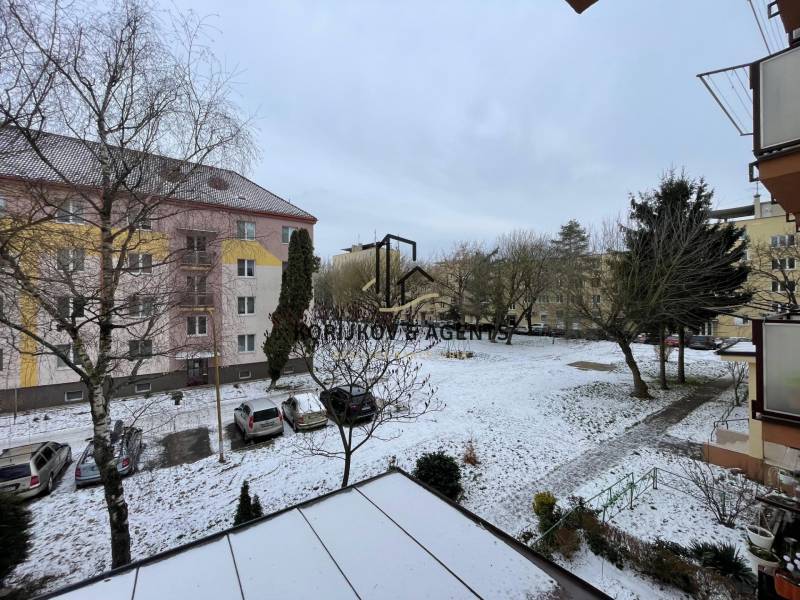 Ein schneebedeckter Hof mit Wohnhäusern in der Dobrianskeho-Straße in Humenné.