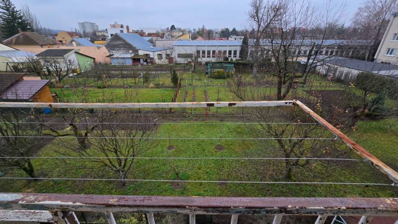 Garten in Piešťany in der Sadová-Straße mit Obstbäumen und einem Teil des Geländers.