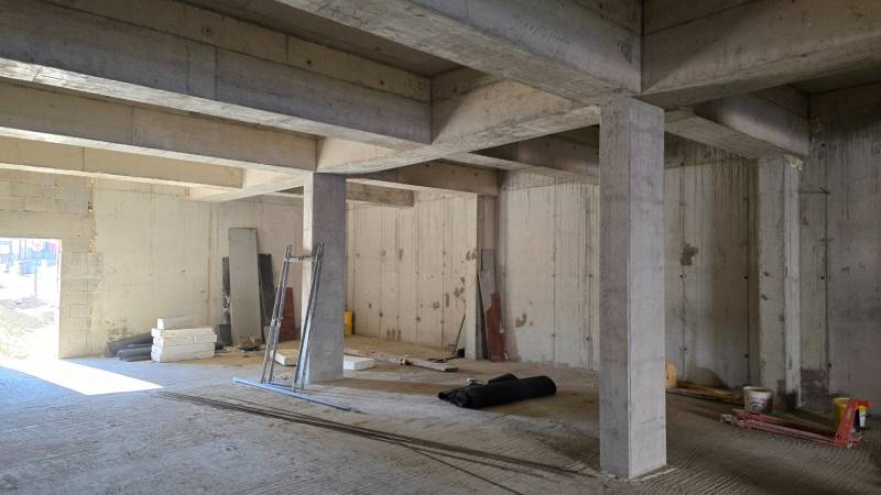 Betonbau im Bau mit Materialien und Werkzeugen in einer 3-Zimmer-Wohnung.