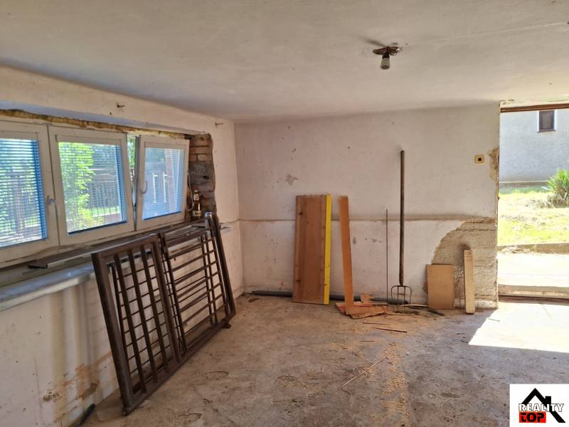 Interieur eines Einfamilienhauses mit Werkzeugen und Baumaterialien.