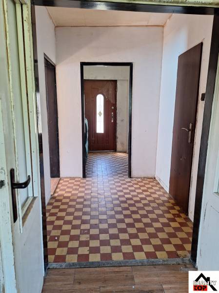 Der Flur im Einfamilienhaus mit Fliesen und Türen.