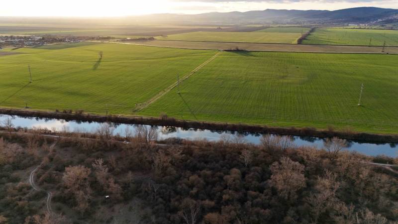 Wiesen und Fluss bei Dämmerung in der Nähe von Nová Ves nad Váhom, Erholungsgrundstücke.