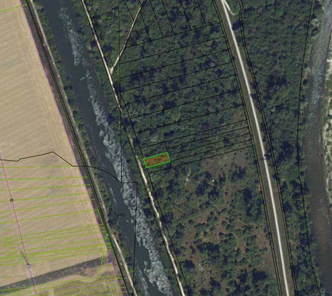 Luftaufnahme von Erholungsgrundstücken in Nová Ves nad Váhom, umgeben von Wasserflächen.