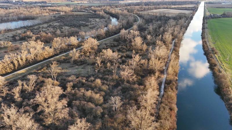 Luftaufnahme von Erholungsgrundstücken bei Nová Ves nad Váhom mit Fluss und Wäldern.