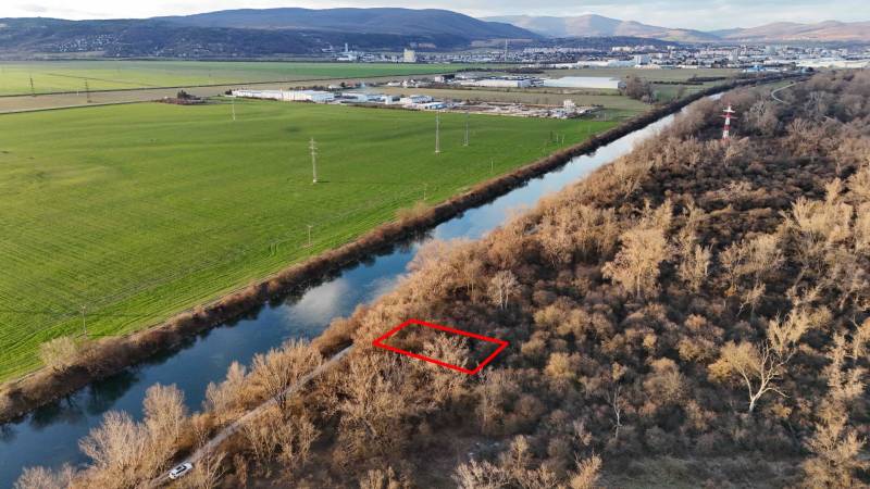 Freizeitgrundstücke am Fluss in Nová Ves nad Váhom, umgeben von Natur und Feldern.