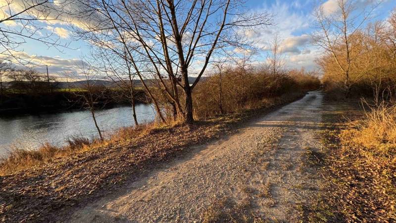 Freizeitgrundstücke in Nová Ves nad Váhom mit Naturweg und Fluss im Herbst.