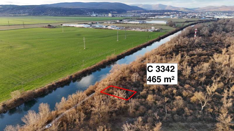 Luftaufnahme von Erholungsgrundstücken in Nová Ves nad Váhom in der Nähe des Flusses und des Wäldchens.