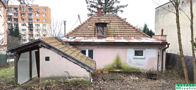 Ein Einfamilienhaus in der 29. August-Straße in Levice, mit einer abgenutzten Fassade und einem Garten.