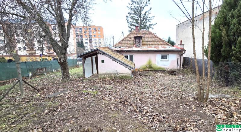 Garten und älteres Einfamilienhaus in der 29. August-Straße in Levice.