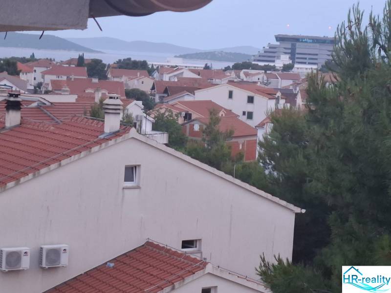 Blick auf die Hausdächer im Touristengebiet der Ferienwohnung in Vodice.