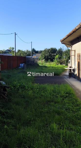 Der Hof in Reca ist zum Wohnen geeignet, die Grundstücke sind von einem Zaun und grünen Sträuchern umgeben.