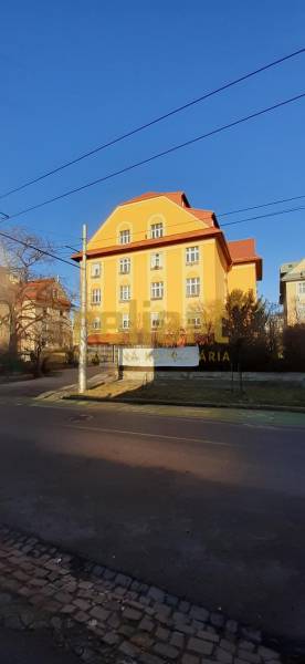 Gelbes Gebäude mit schrägem Dach in der Brnianska-Straße, Bratislava - Altstadt.