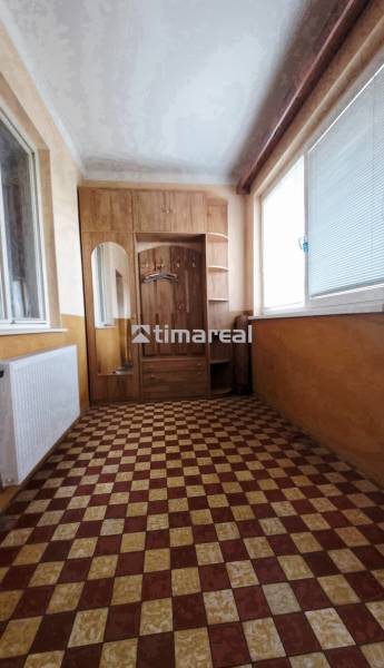 Flur in einem Einfamilienhaus mit Fliesen, Spiegel und großem Fenster.