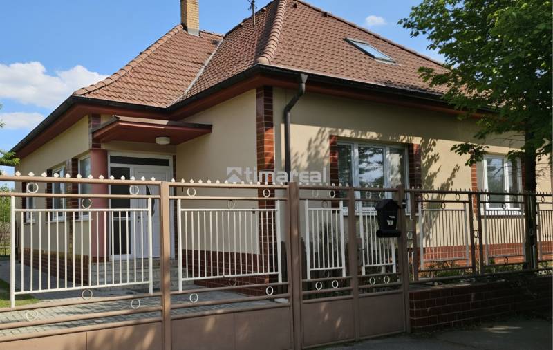 Ein Einfamilienhaus in Križovany nad Dudváhom mit einer gemauerten Mauer und einem Schrägdach.