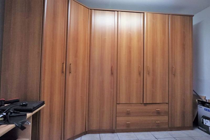 Eckschrank mit Holzdekor in den Produktionsräumen.