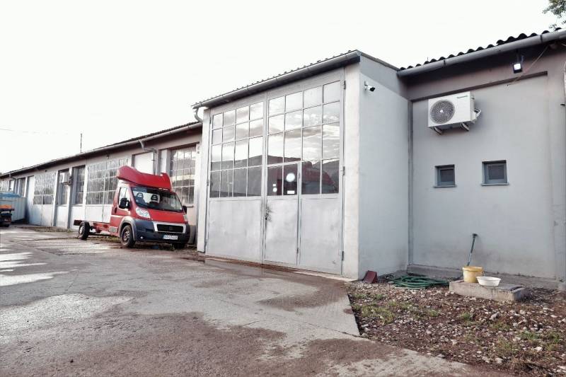 Produktionsräume in Veľké Úľany mit Blechtoren und einem roten Auto.