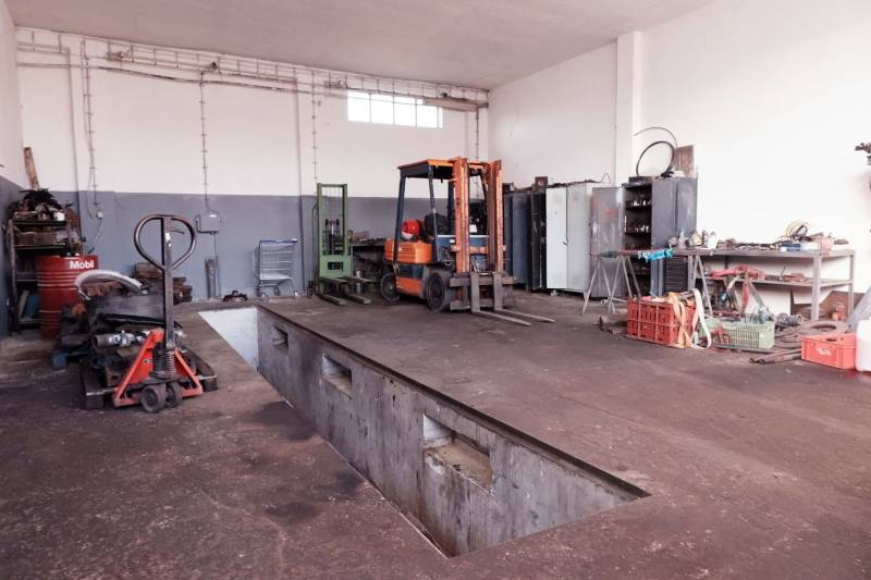Produktionsräume mit Hebebühne und Gabelstapler, Ausrüstung für Wartung und Reparaturen.