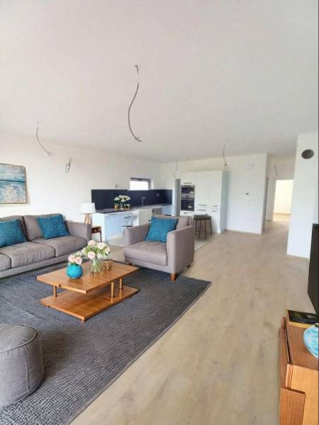 Wohnzimmer in einem Einfamilienhaus mit Holzboden, Sofa und Dekorationen.