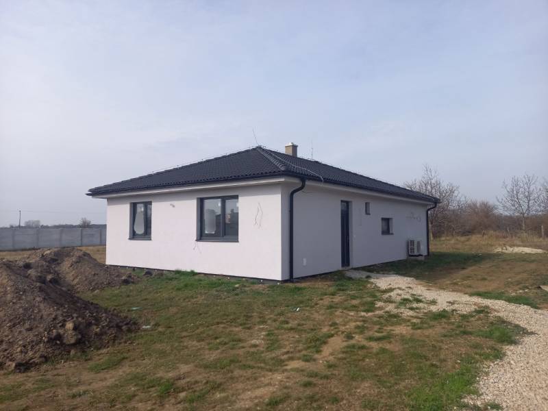 Ein Einfamilienhaus in Galanta mit weißer Fassade steht auf einem grasbewachsenen Grundstück.