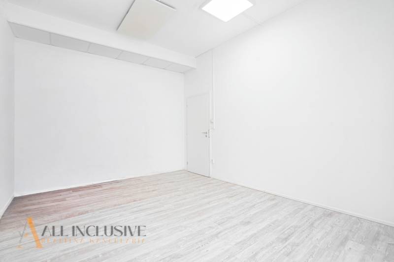 Innenraum mit weißen Wänden und Holzboden in einem Büro.