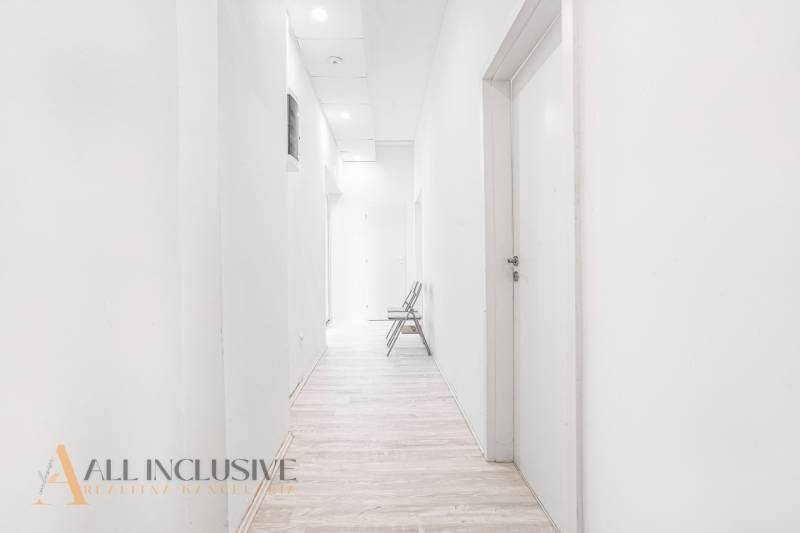 Ein heller Flur mit Holzboden und einem Stuhl im Büro.